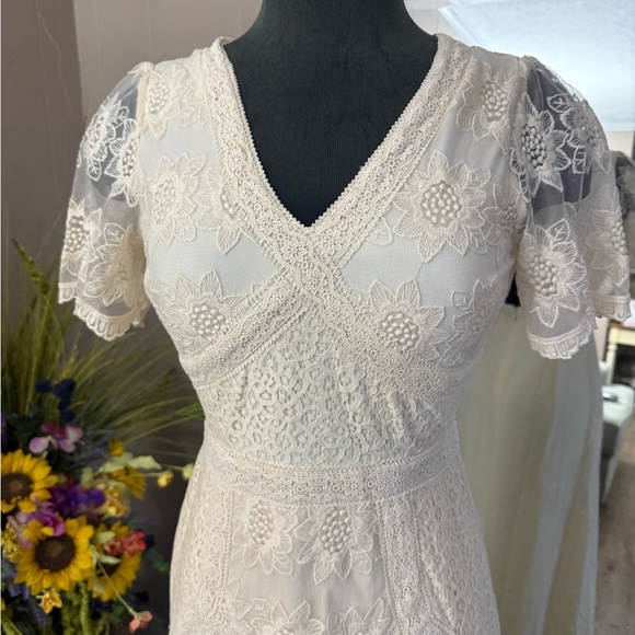 Soieblu • Short Sleeve V-Neck Mixed Lace Sheath Dress - Picture 16 of 16